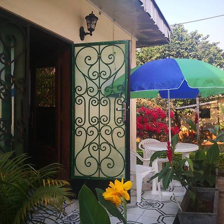 Tout confort avec jardin entrée Bastos Yaoundé Esterno foto