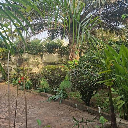 Tout confort avec jardin entrée Bastos Yaoundé Esterno foto