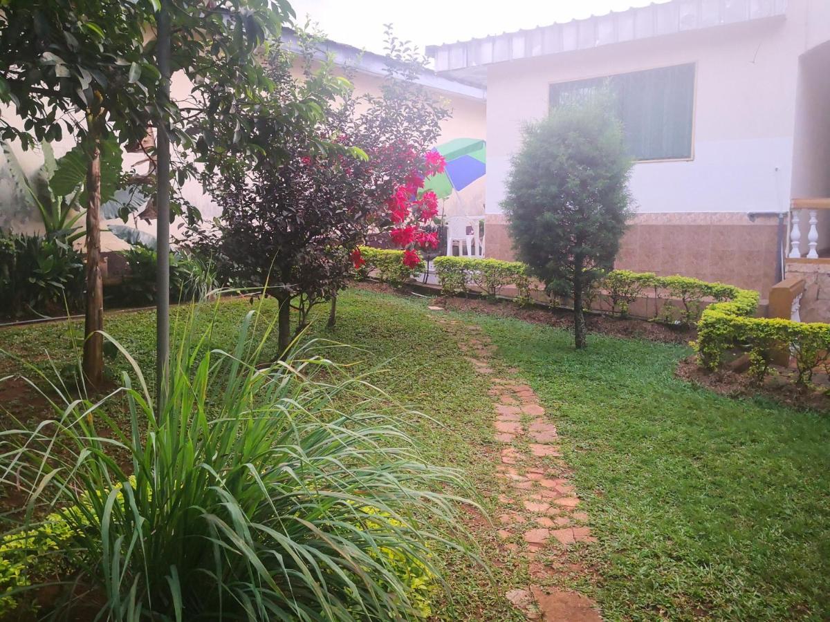 Tout confort avec jardin entrée Bastos Yaoundé Esterno foto