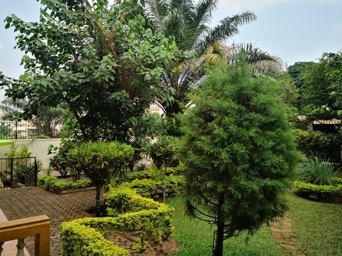 Tout confort avec jardin entrée Bastos Yaoundé Esterno foto