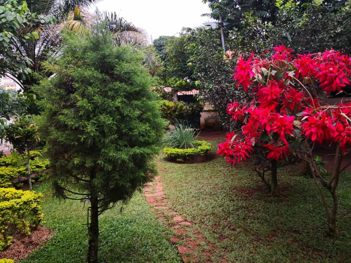 Tout confort avec jardin entrée Bastos Yaoundé Esterno foto