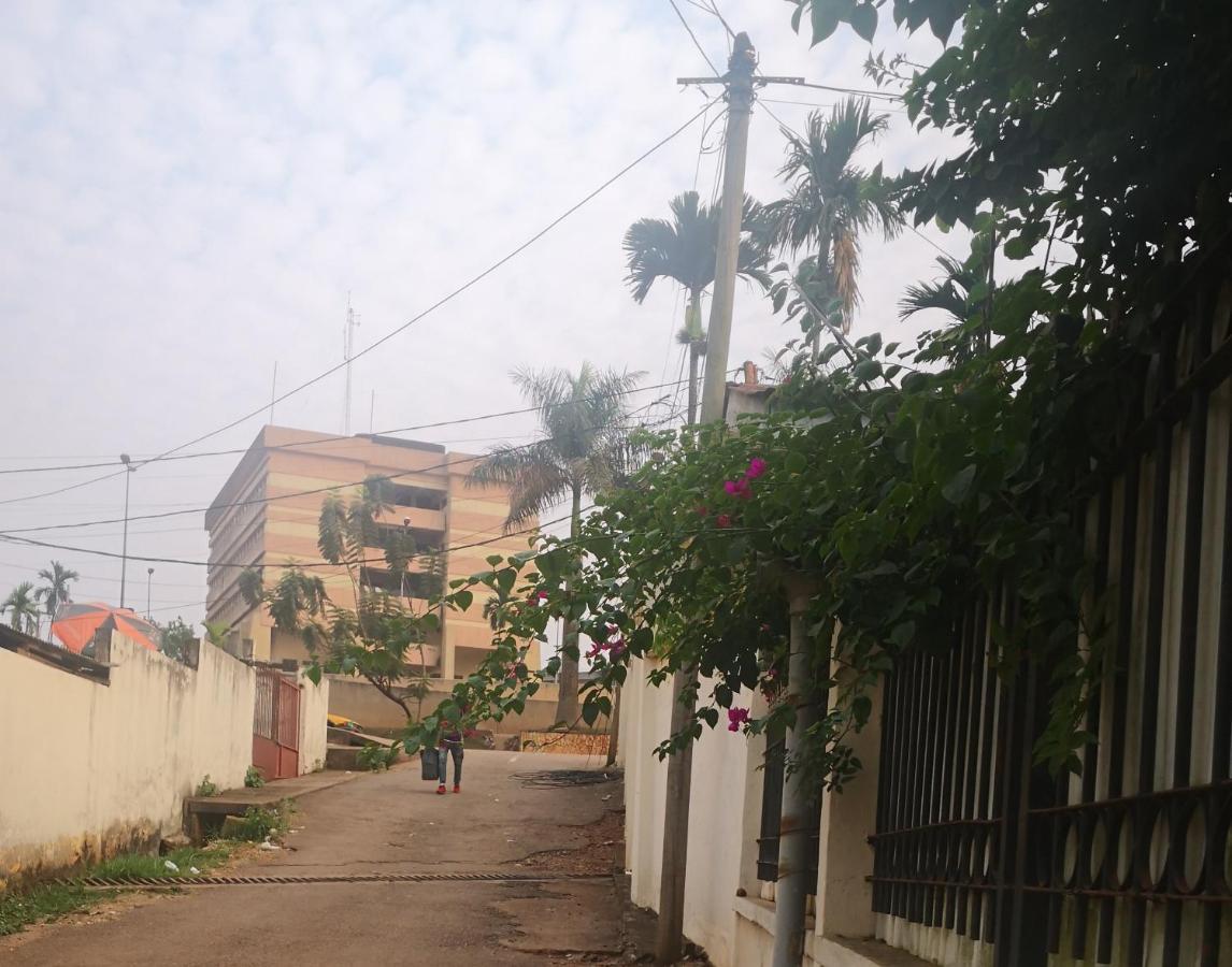Tout confort avec jardin entrée Bastos Yaoundé Esterno foto