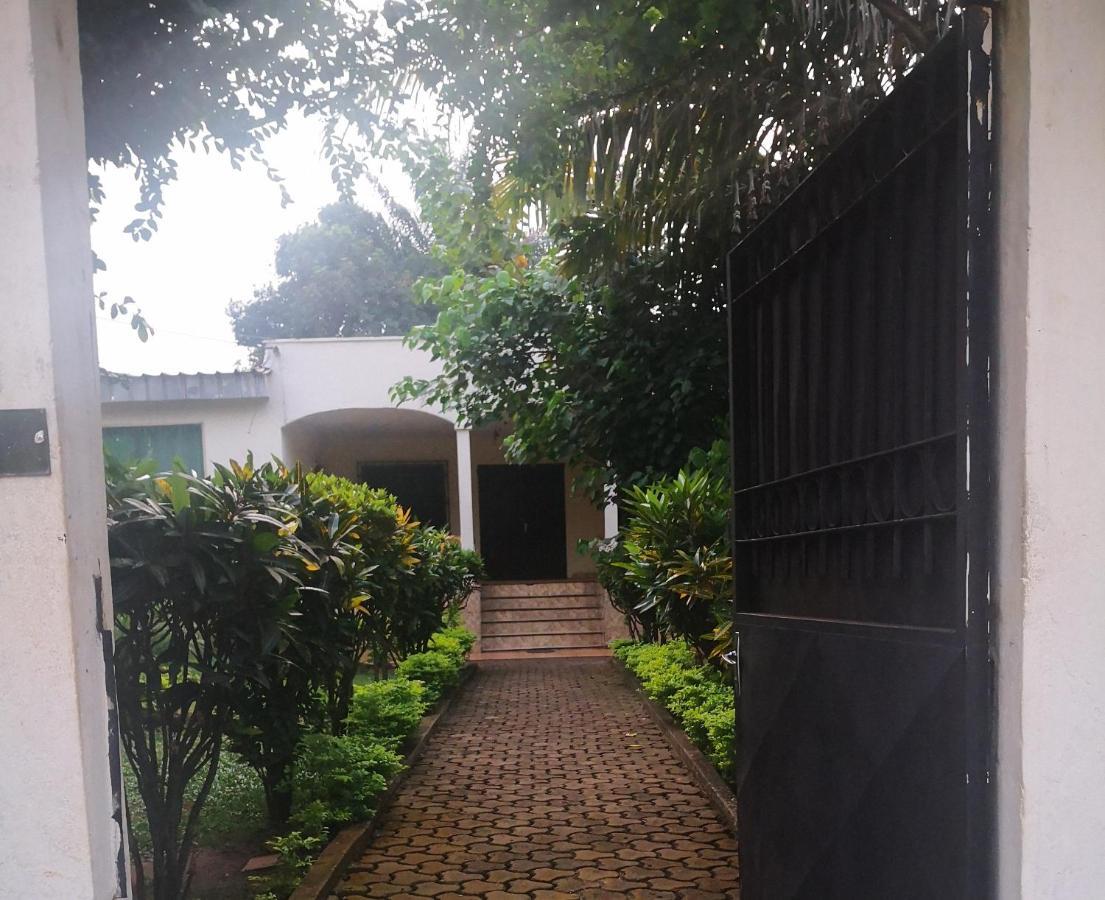 Tout confort avec jardin entrée Bastos Yaoundé Esterno foto