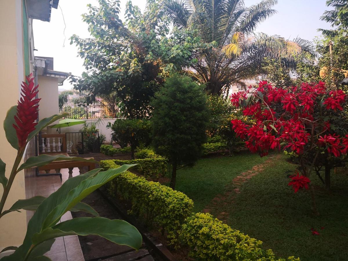 Tout confort avec jardin entrée Bastos Yaoundé Esterno foto