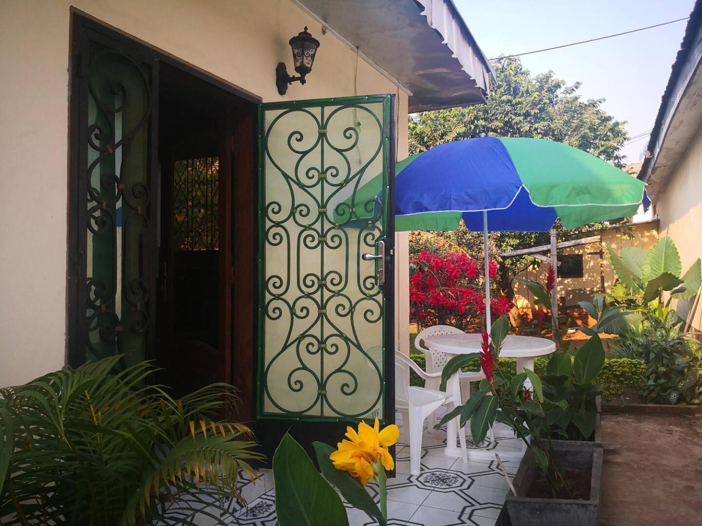 Tout confort avec jardin entrée Bastos Yaoundé Esterno foto