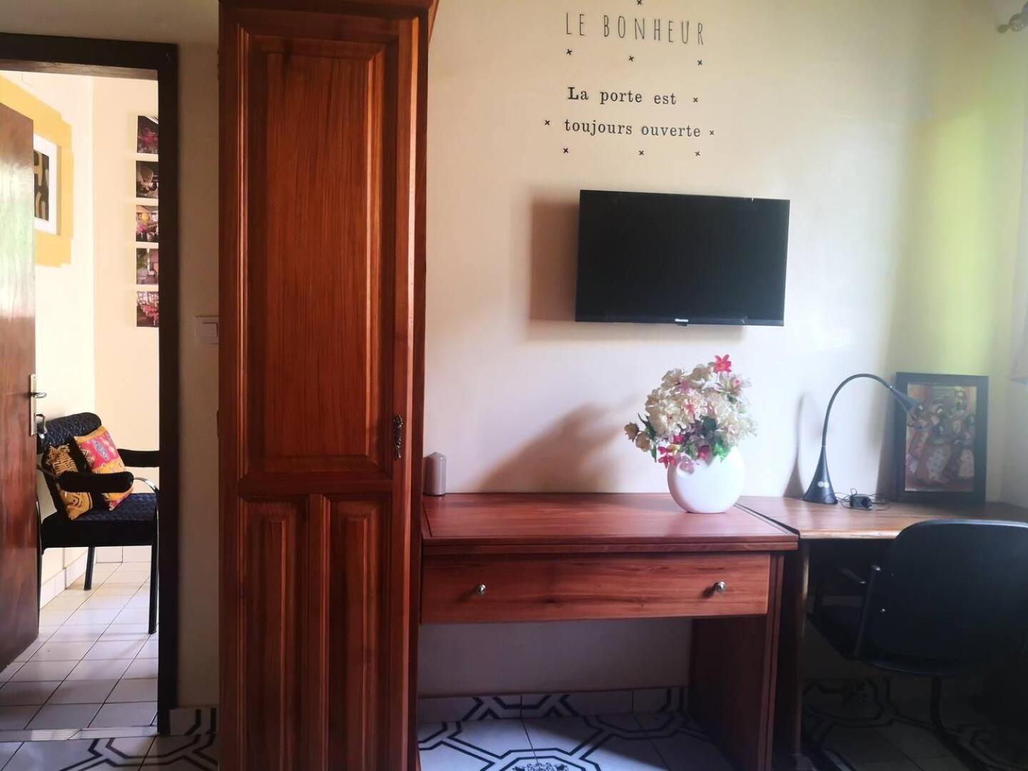 Tout confort avec jardin entrée Bastos Yaoundé Esterno foto
