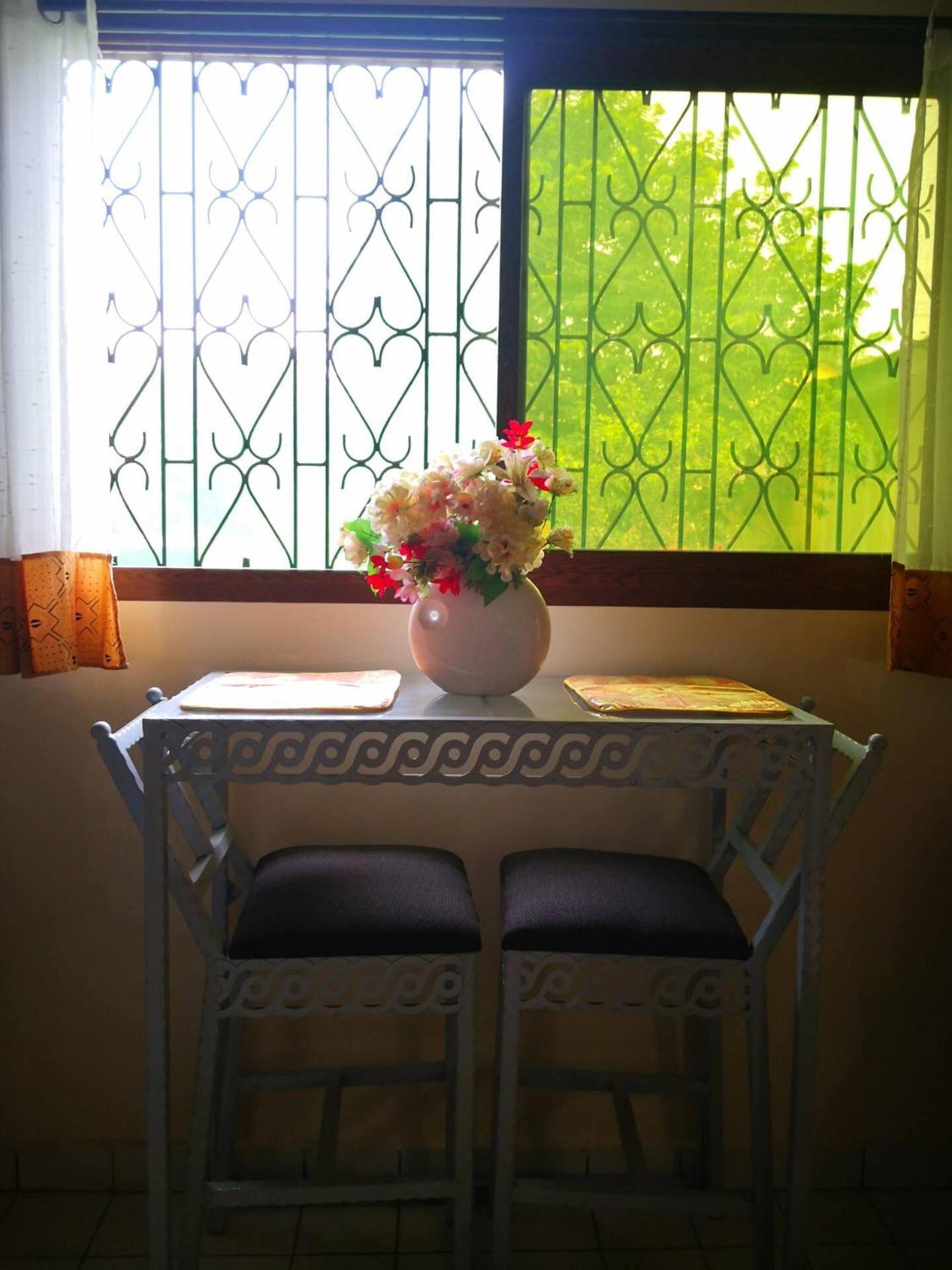 Tout confort avec jardin entrée Bastos Yaoundé Esterno foto